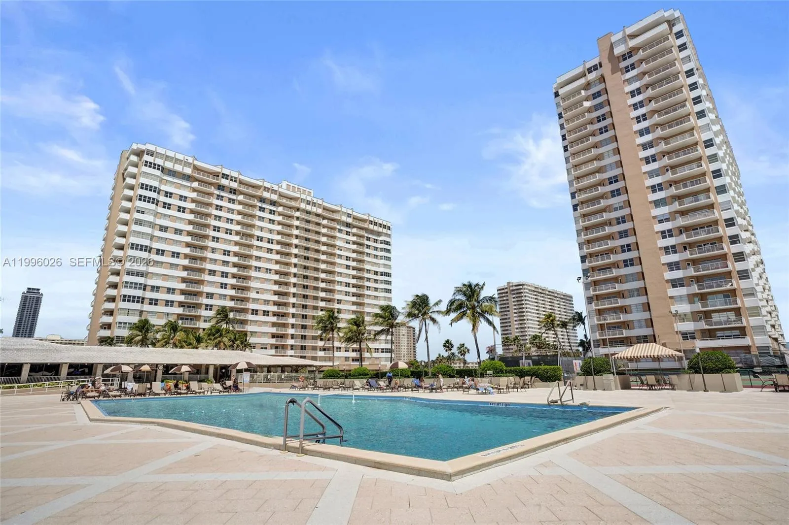 Foto de propiedad en 1985 S Ocean Drive 12A, Hallandale Beach, FL 33009 Hallandale Beach con MLS# 