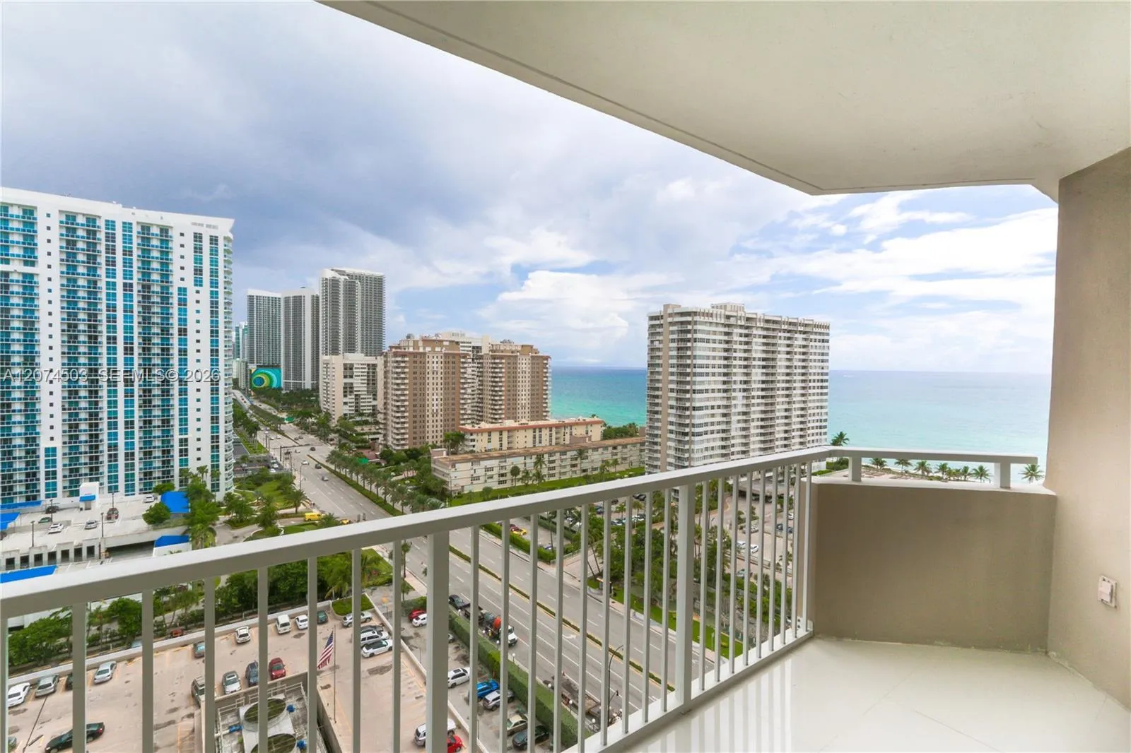 Foto de propiedad en 1985 S Ocean Drive 17K, Hallandale Beach, FL 33009 Hallandale Beach con MLS# 