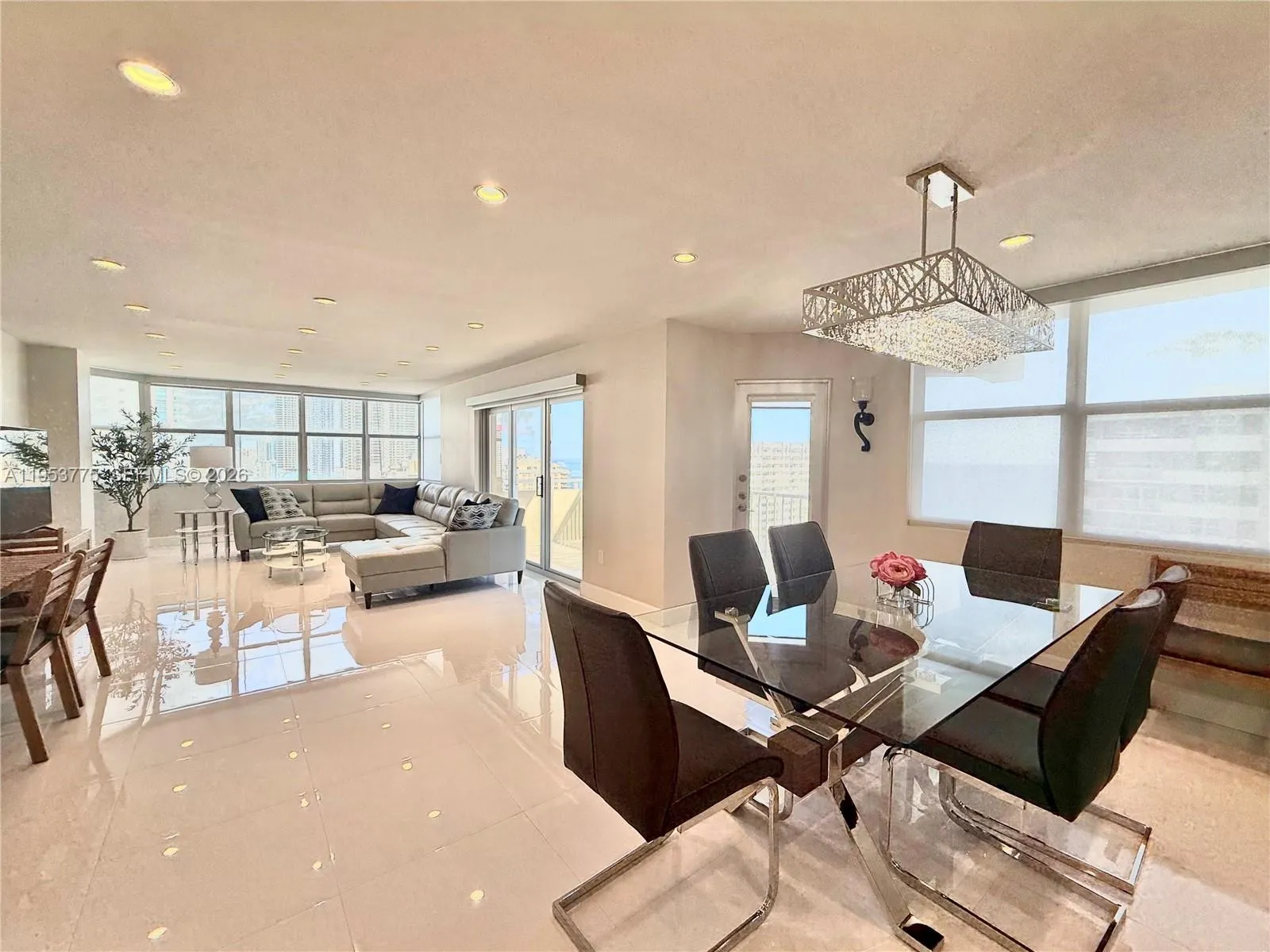 Foto de propiedad en 1985 S Ocean Drive 22P, Hallandale Beach, FL 33009 Hallandale Beach con MLS# 