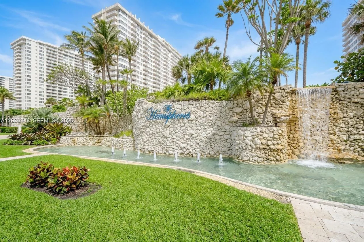 Foto de propiedad en 1985 S Ocean Drive 2B, Hallandale Beach, FL 33009 Hallandale Beach con MLS# 