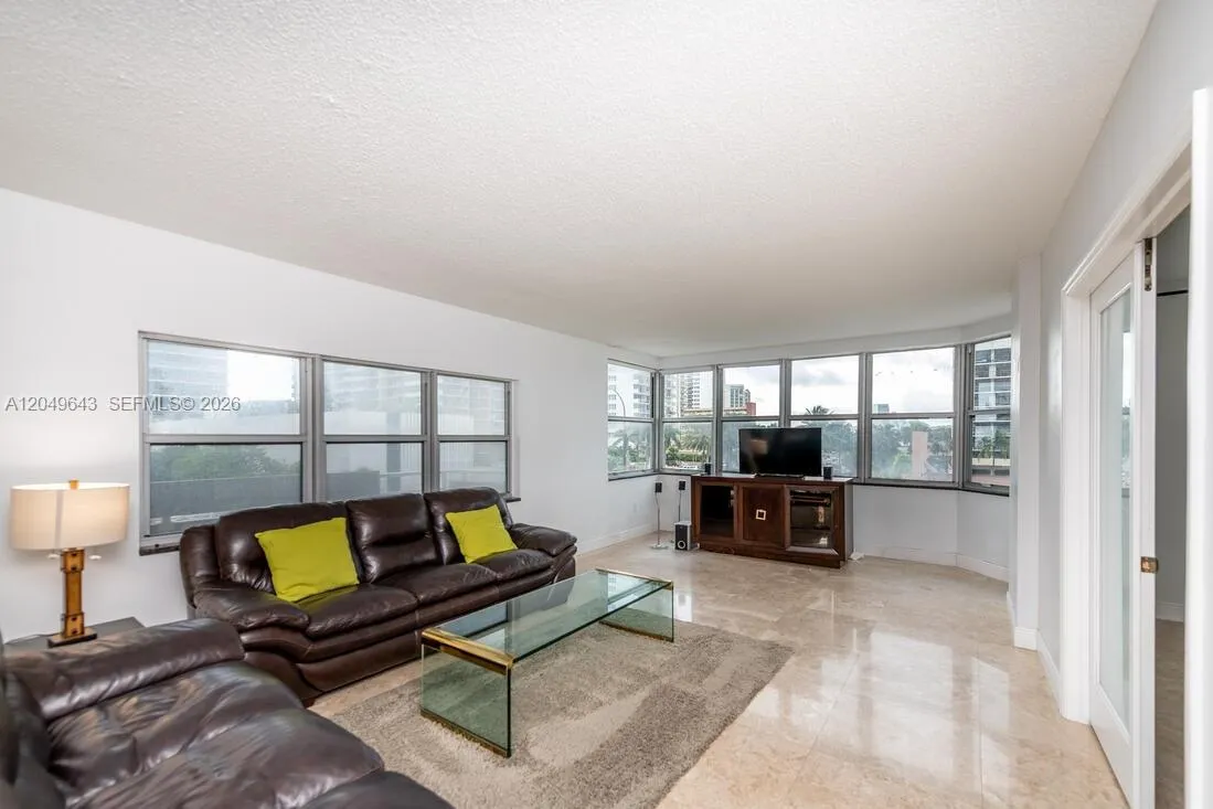 Foto de propiedad en 1985 S Ocean Drive 2Q, Hallandale Beach, FL 33009 Hallandale Beach con MLS# 