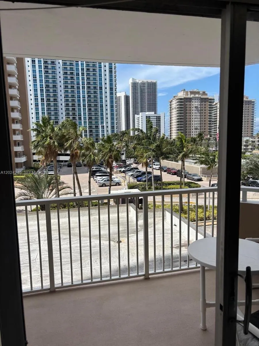 Foto de propiedad en 1985 S Ocean Drive 3B, Hallandale Beach, FL 33009 Hallandale Beach con MLS# 