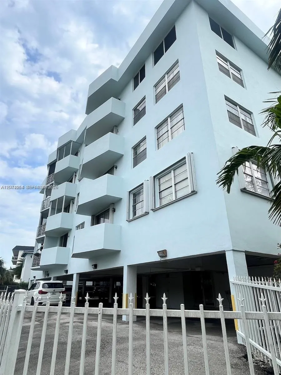 Foto de propiedad en 1990 Marseille Drive 206, Miami Beach, FL 33141 Miami Beach con MLS# 