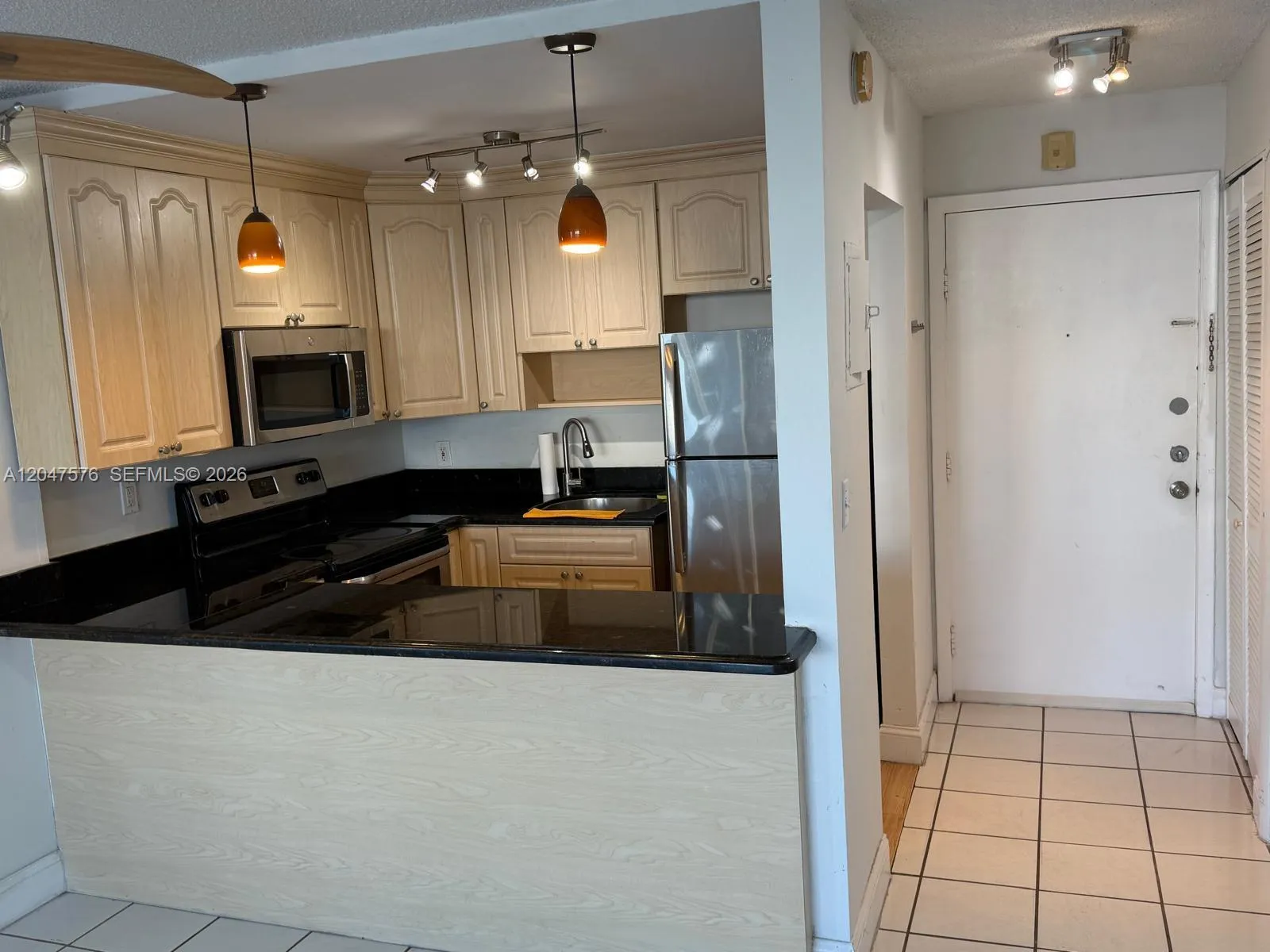 Foto de propiedad en 1990 Marseille Drive 303, Miami Beach, FL 33141 Miami Beach con MLS# 