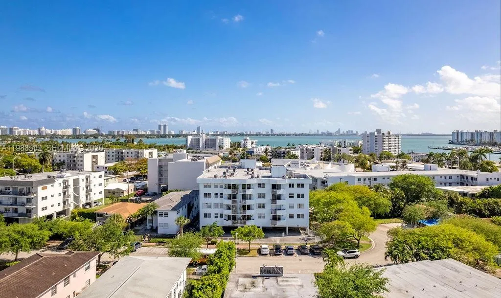 Foto de propiedad en 1990 Marseille Drive 402, Miami Beach, FL 33141 Miami Beach con MLS# 