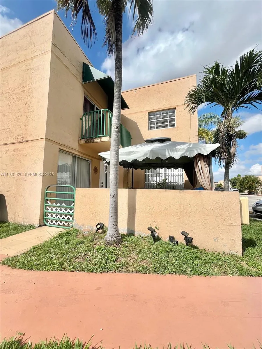 Foto de propiedad en 1990 SW 121st Court 232, Miami, FL 33175 Miami con MLS# 