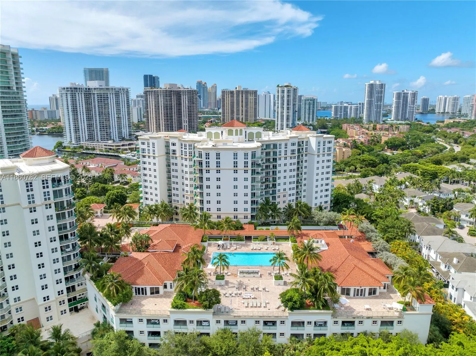 Foto de propiedad en 19900 E Country Club Drive 308, Aventura, FL 33180 Aventura con MLS# 