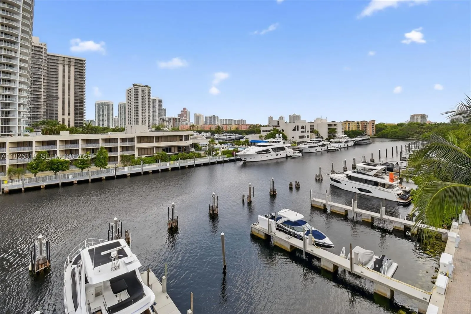 Foto de propiedad en 19925 NE 39th Pl Boat Slip, Aventura, FL 33180 Aventura con MLS# 