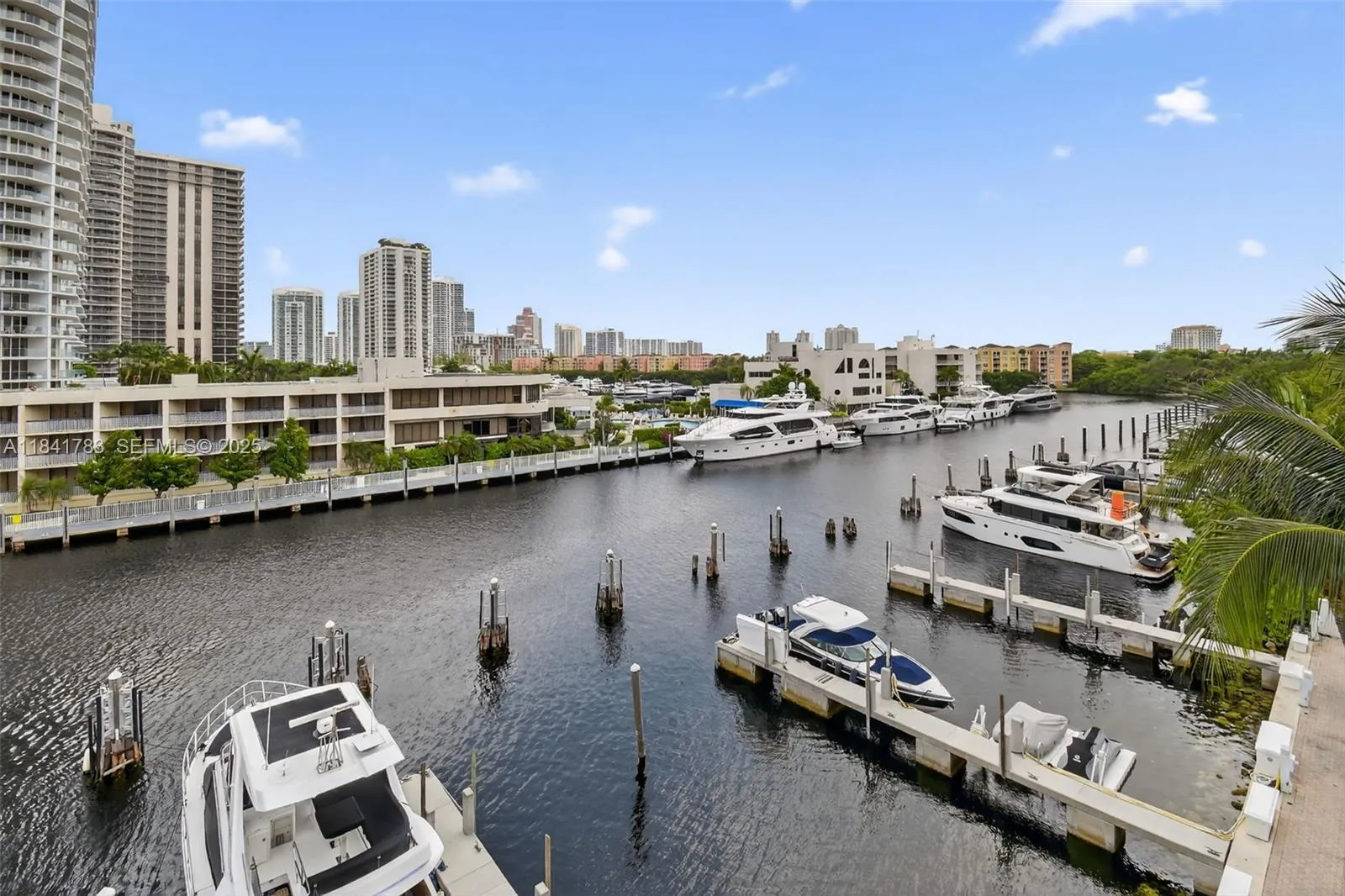 Foto de propiedad en 19925 NE 39th Pl Boat Slip, Aventura, FL 33180 Aventura con MLS# 