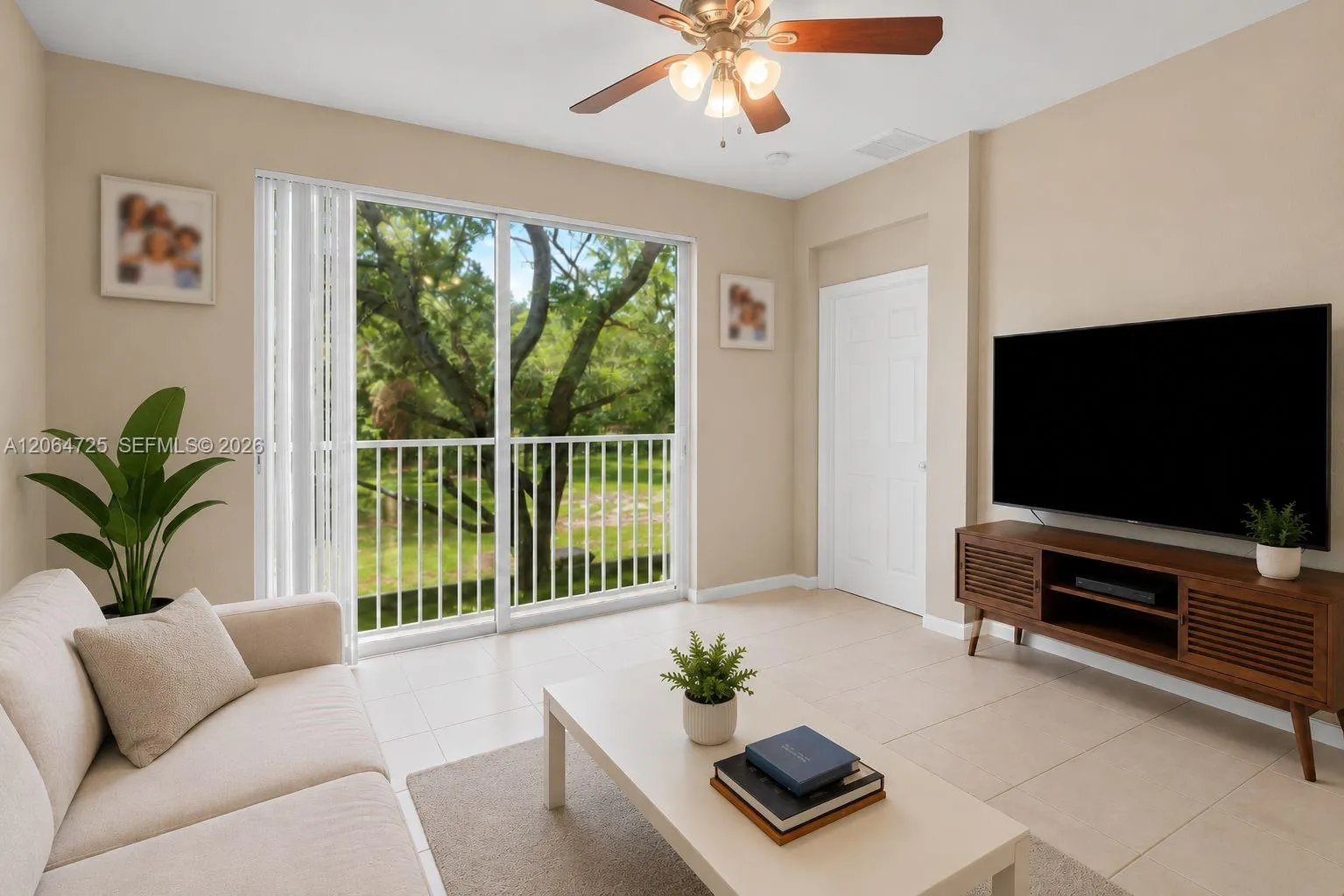 Foto de propiedad en 1993 Marsh Harbor Drive, Riviera Beach, FL 33404 Riviera Beach con MLS# 