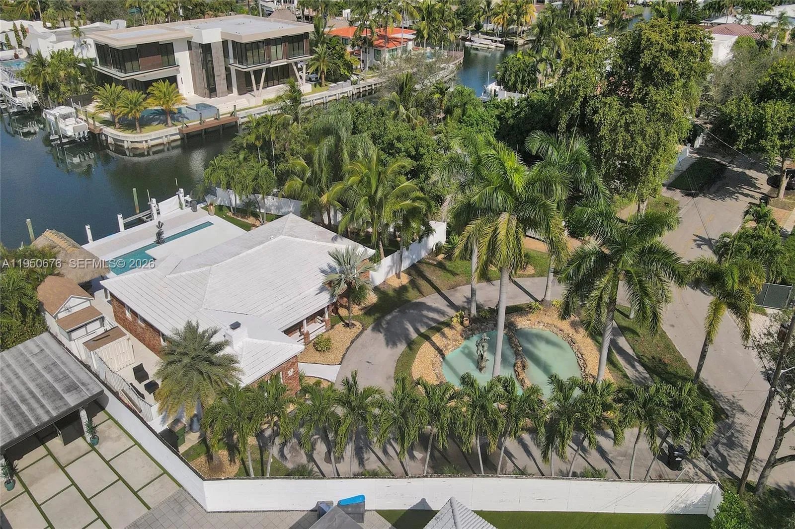 Foto de propiedad en 1995 N Hibiscus Drive, North Miami, FL 33181 North Miami con MLS# 
