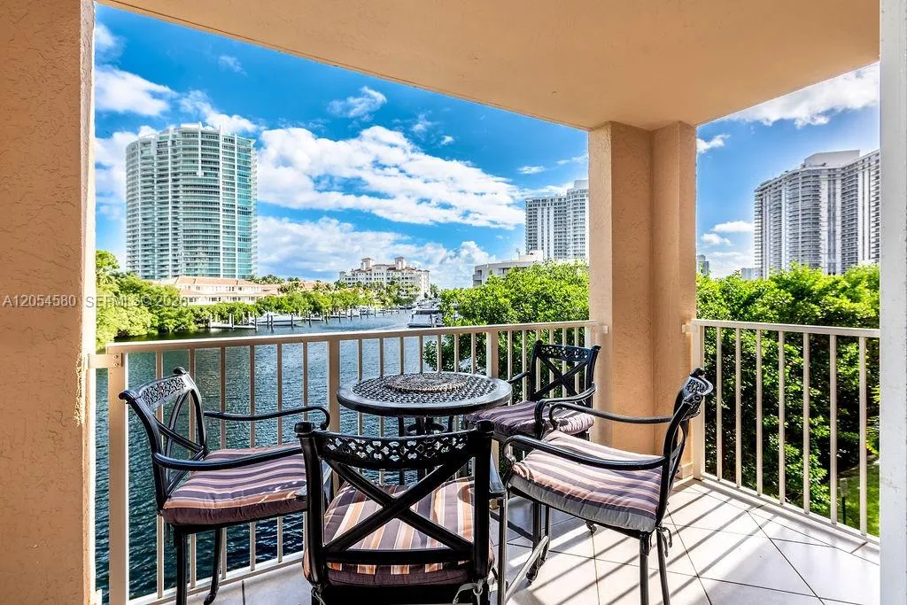 Foto de propiedad en 19999 E Country Club Drive 1302, Aventura, FL 33180 Aventura con MLS# 