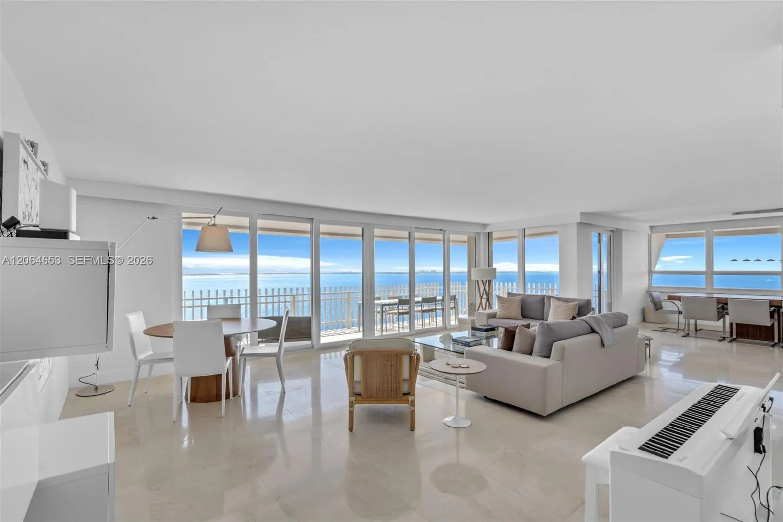 Foto de propiedad en 2 Grove Isle Drive B1801, Miami, FL 33133 Miami con MLS# 