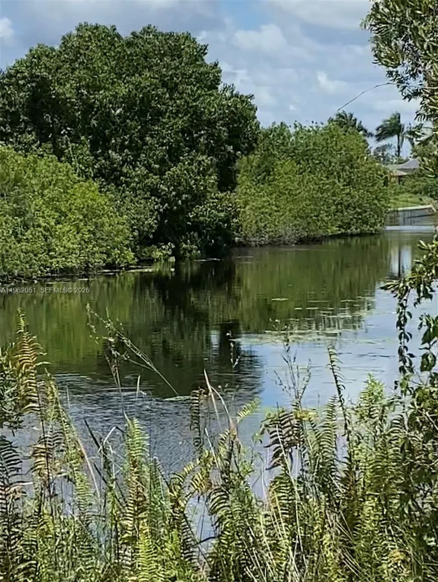 Foto de propiedad en 2 NW 13th Place, Cape Coral, FL 33993 Cape Coral con MLS# 