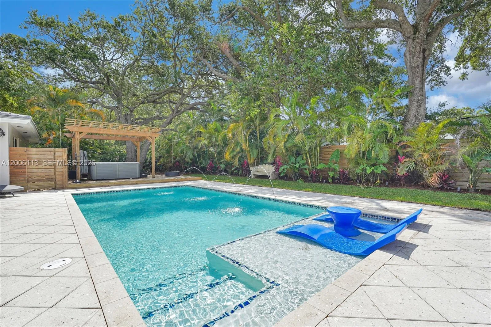 Foto de propiedad en 2 NW 89th Street, El Portal, FL 33150 El Portal con MLS# 