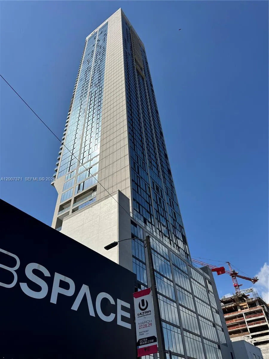 Foto de propiedad en 20 NE 11th Street 3012B, Miami, FL 33132 Miami con MLS# 