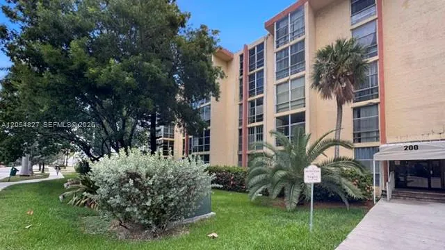 Alquilada 200 172nd Street 406, Sunny Isles Beach, FL 33160, Sunny Isles Beach, FL 33160