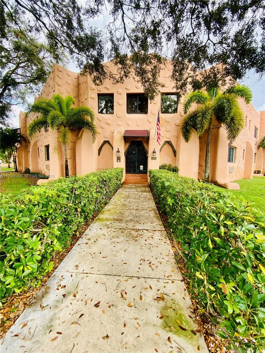 Foto de propiedad en 200 Azure Way, Miami Springs, FL 33166 Miami Springs con MLS# 