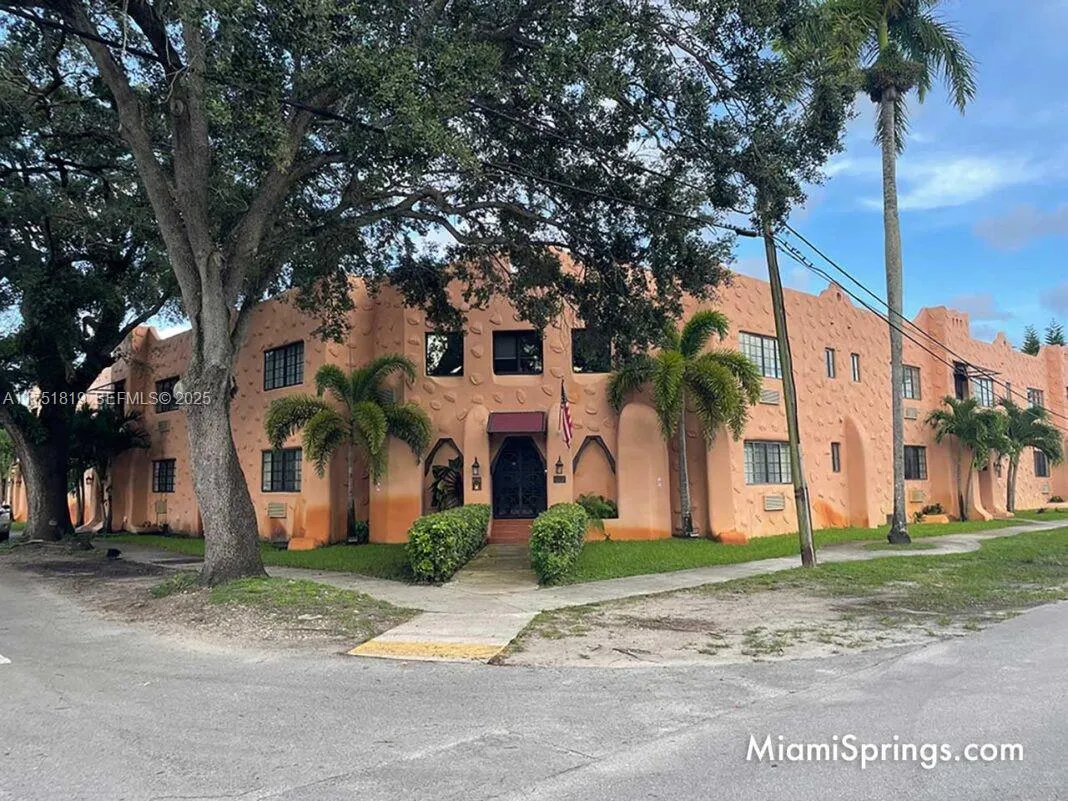 Foto de propiedad en 200 Azure Way, Miami Springs, FL 33166 Miami Springs con MLS# 