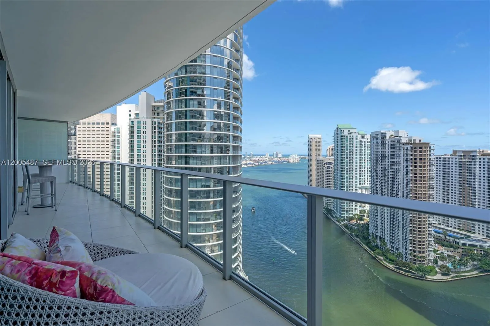 Foto de propiedad en 200 Biscayne Boulevard Way 3407, Miami, FL 33131 Miami con MLS#