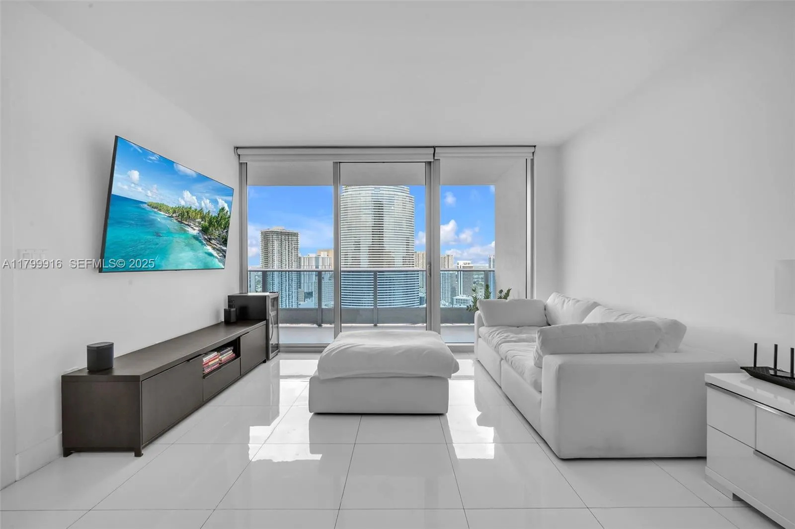 Foto de propiedad en 200 Biscayne Boulevard Way 4012, Miami, FL 33131 Miami con MLS# 