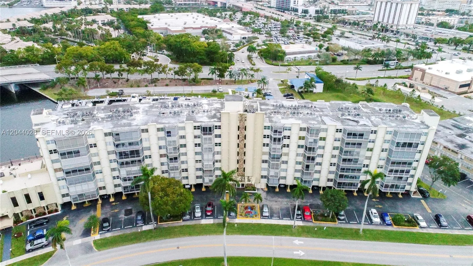 Foto de propiedad en 200 Diplomat Parkway 234, Hallandale Beach, FL 33009 Hallandale Beach con MLS# 