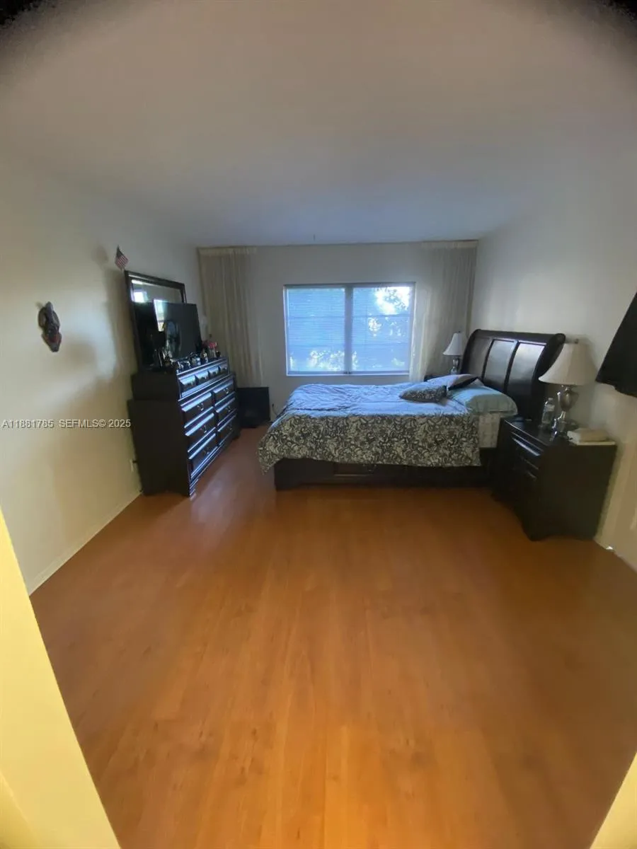 Foto de propiedad en 200 Diplomat Parkway 329, Hallandale Beach, FL 33009 Hallandale Beach con MLS# 