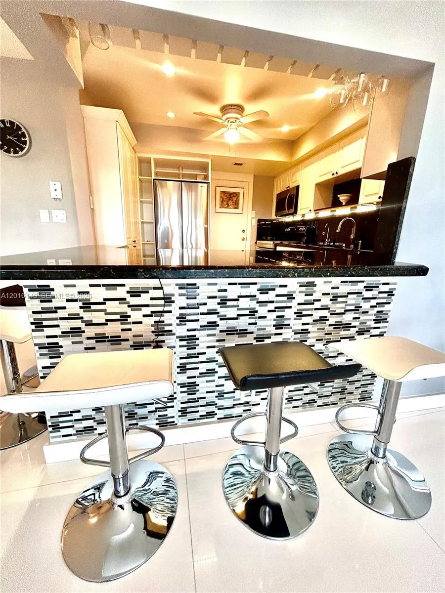 Foto de propiedad en 200 Diplomat Parkway 721, Hallandale Beach, FL 33009 Hallandale Beach con MLS# 