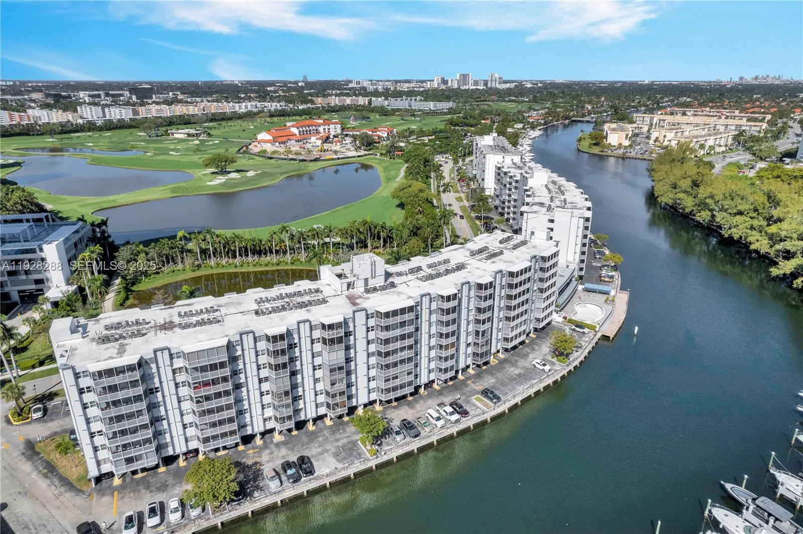 Foto de propiedad en 200 Diplomat Parkway 729, Hallandale Beach, FL 33009 Hallandale Beach con MLS# 