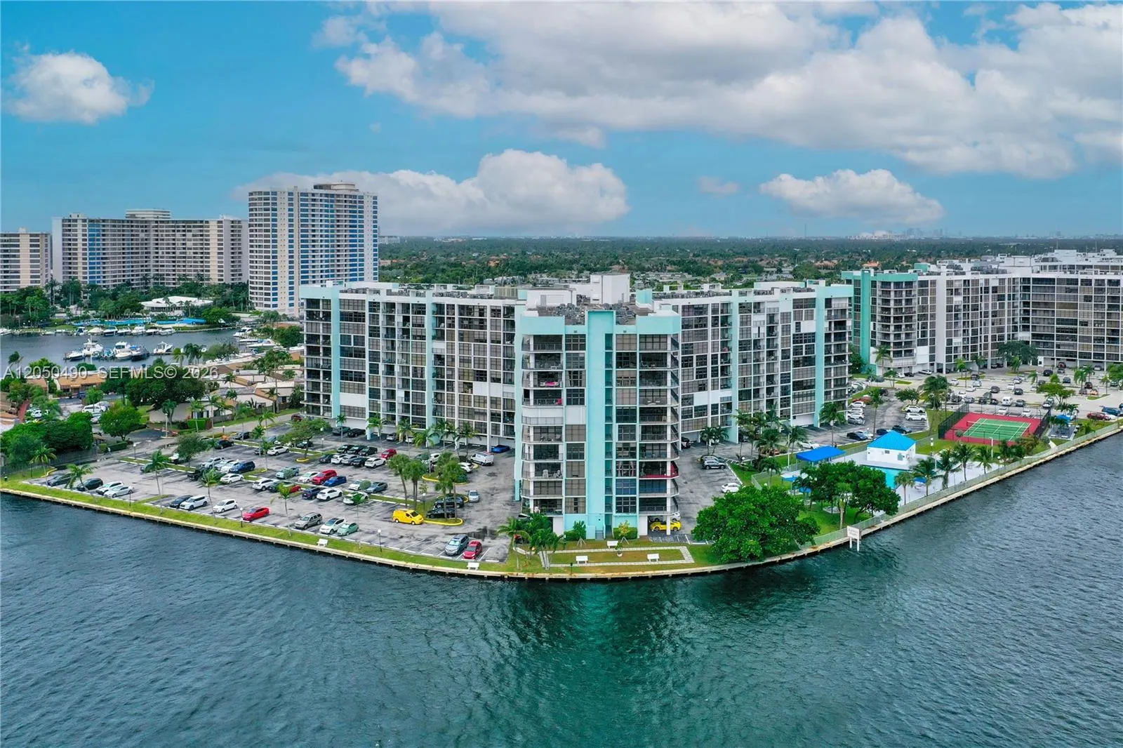 Foto de propiedad en 200 E Leslie Drive 722, Hallandale Beach, FL 33009 Hallandale Beach con MLS# 