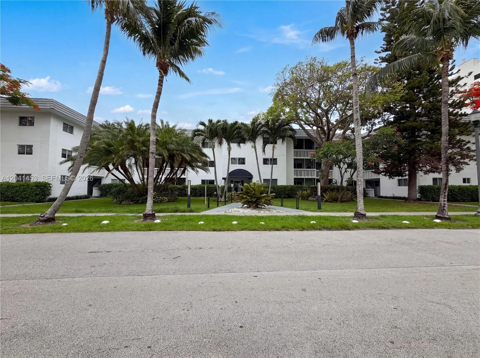 Foto de propiedad en 200 Galen Drive 202, Key Biscayne, FL 33149 Key Biscayne con MLS# 