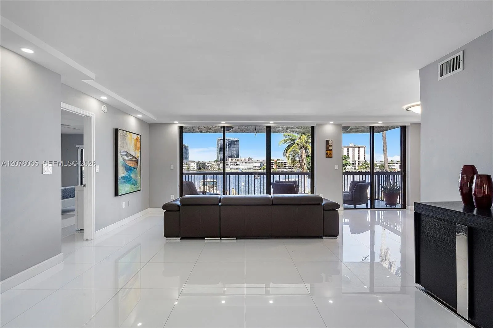 Foto de propiedad en 200 Golden Isles Drive 206, Hallandale Beach, FL 33009 Hallandale Beach con MLS# 