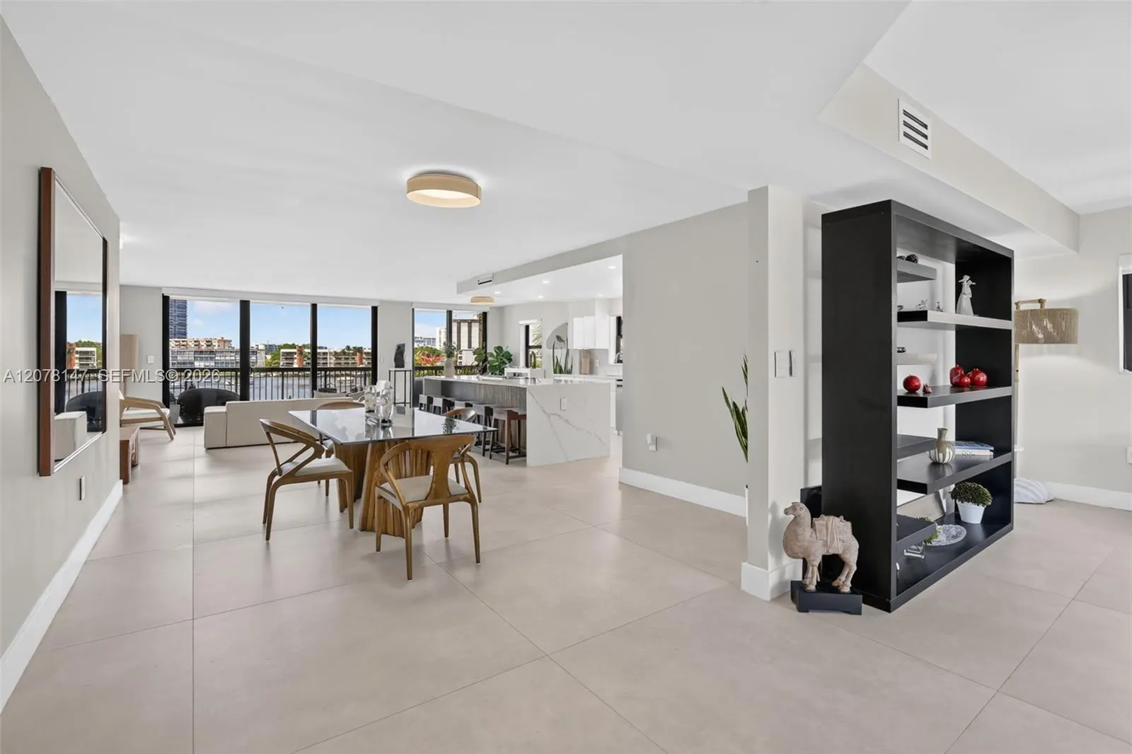 Foto de propiedad en 200 Golden Isles Drive 306, Hallandale Beach, FL 33009 Hallandale Beach con MLS# 