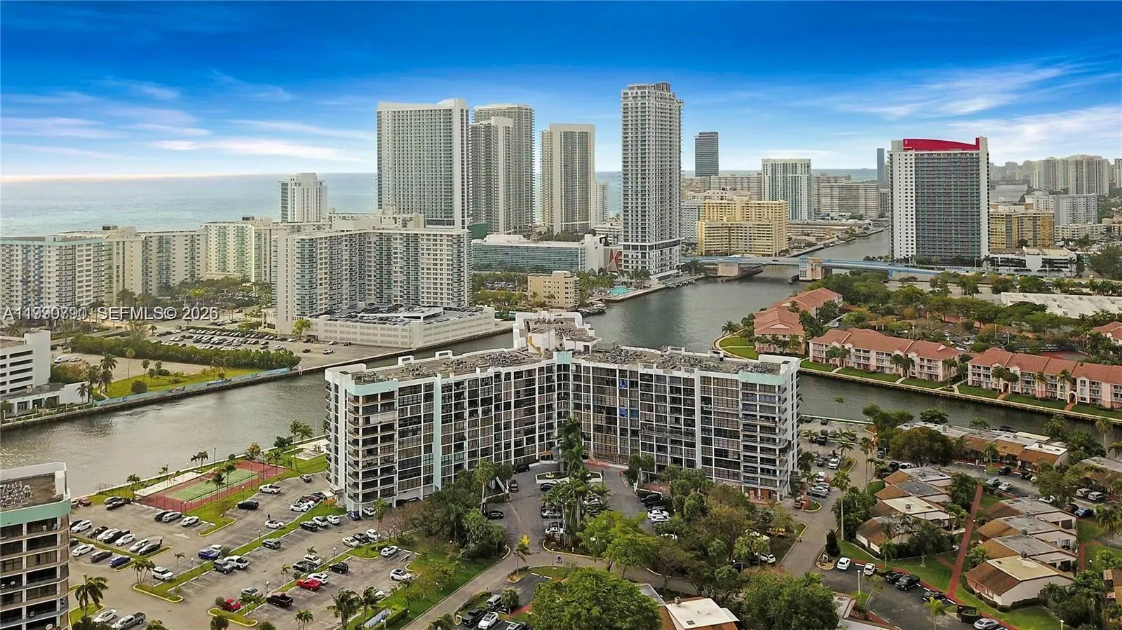Foto de propiedad en 200 Leslie Drive 425, Hallandale Beach, FL 33009 Hallandale Beach con MLS# 