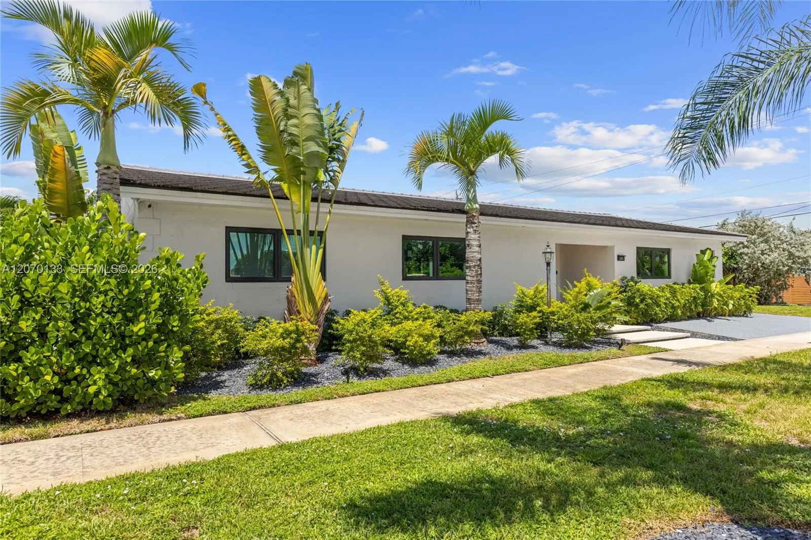 Foto de propiedad en 200 N 52nd Avenue, Hollywood, FL 33021 Hollywood con MLS# 