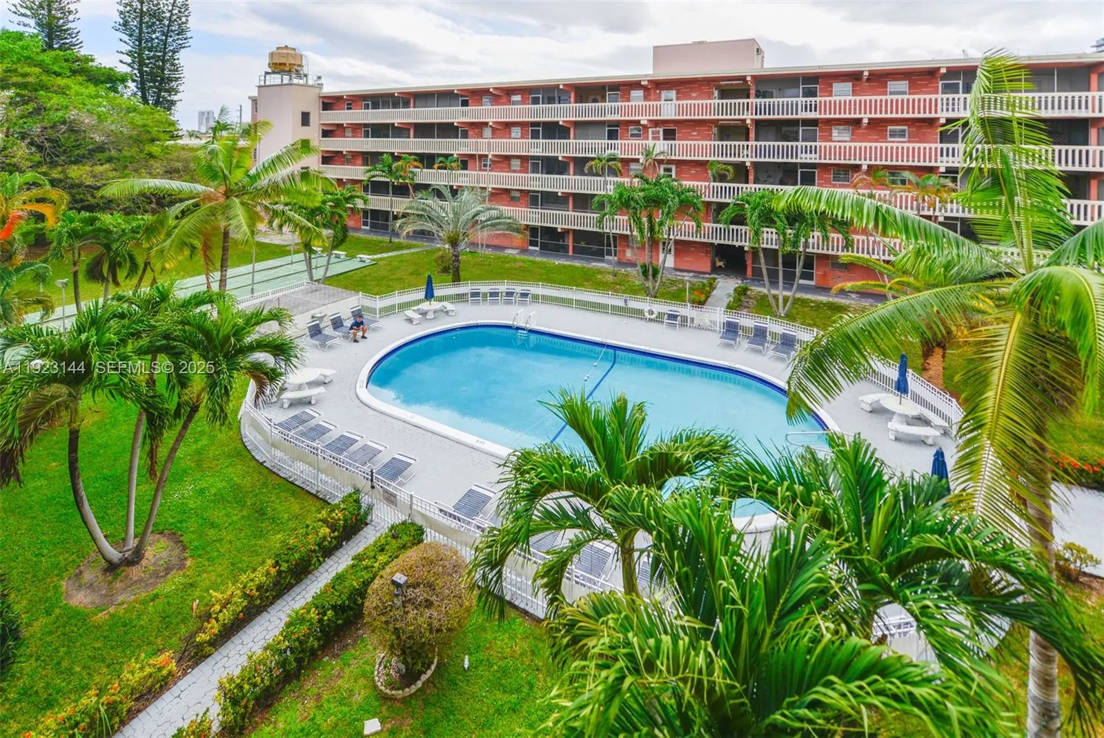 Foto de propiedad en 200 NE 12th Avenue 6D, Hallandale Beach, FL 33009 Hallandale Beach con MLS# 