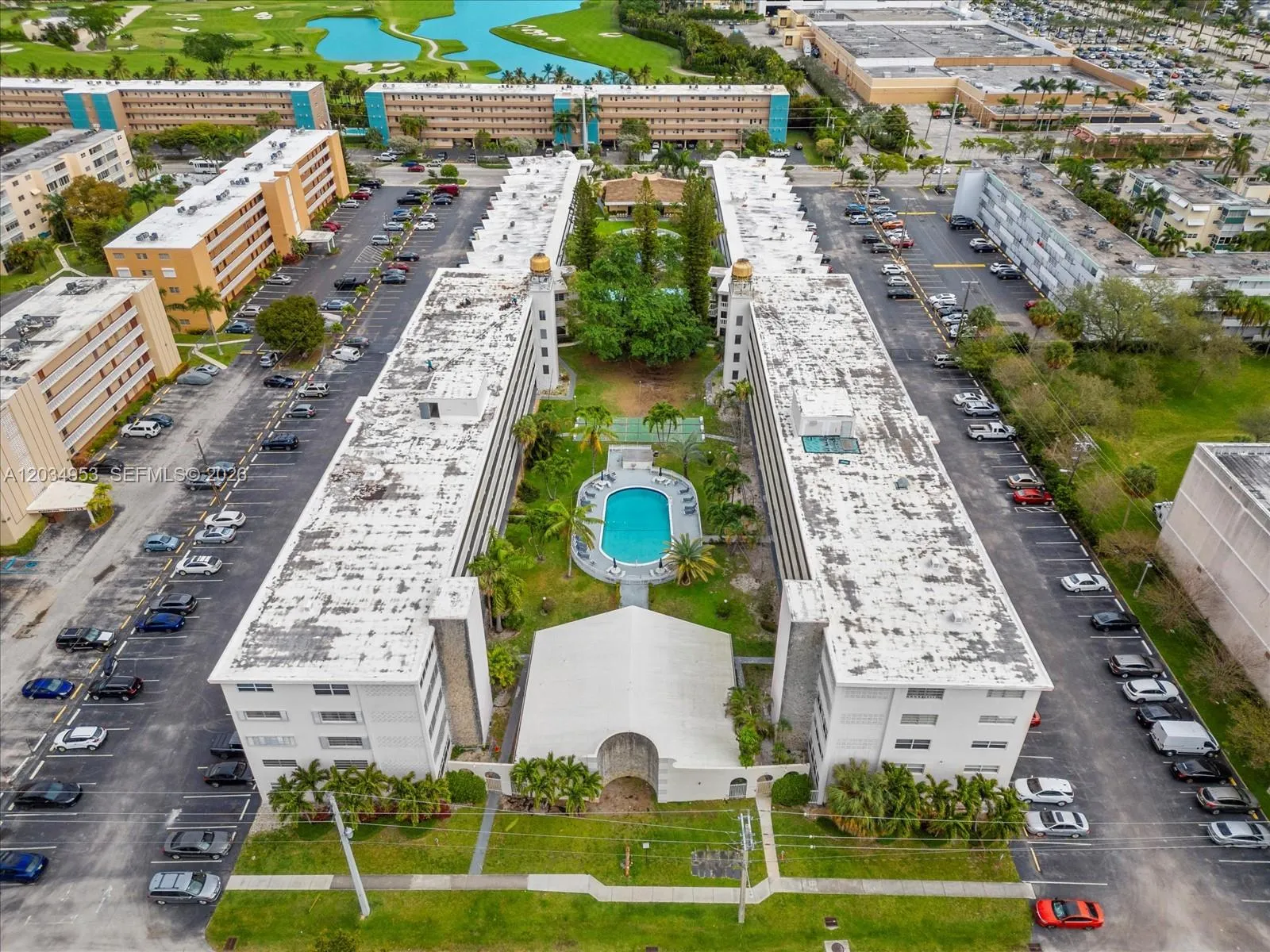 Foto de propiedad en 200 NE 12th Avenue 7C, Hallandale Beach, FL 33009 Hallandale Beach con MLS# 