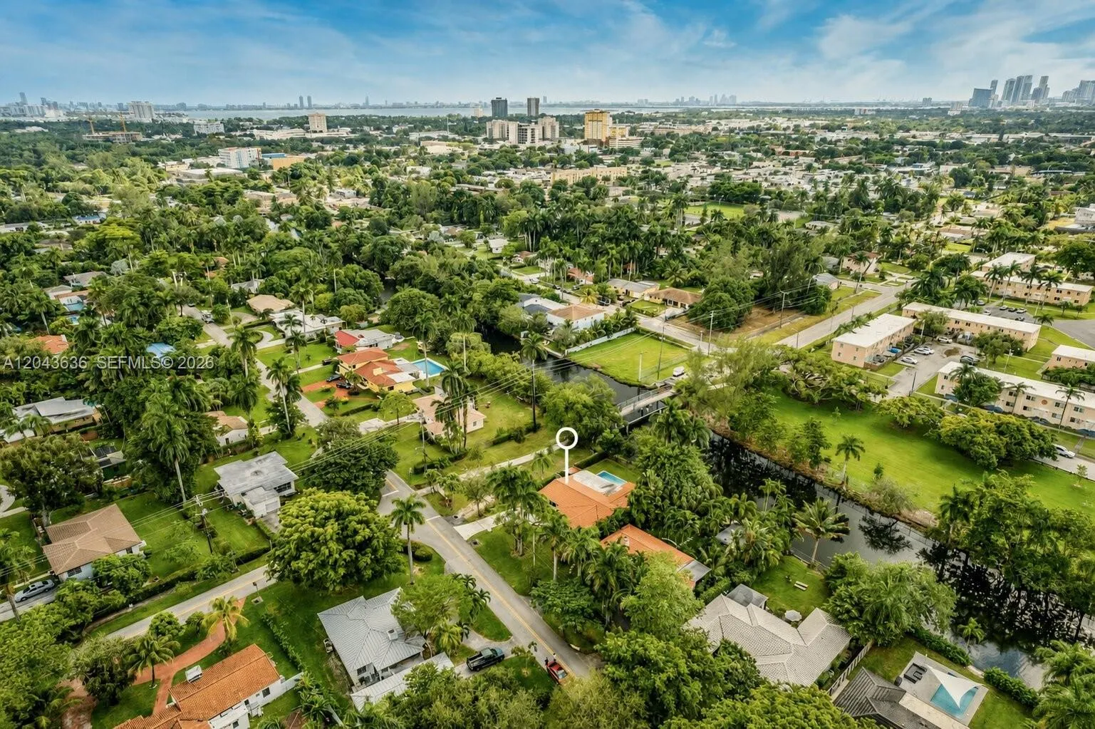 Foto de propiedad en 200 NW 86th Street, El Portal, FL 33150 El Portal con MLS# 