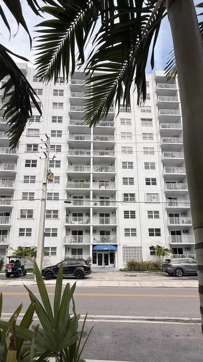 Foto de propiedad en 200 S Birch Road 211, Fort Lauderdale, FL 33316 Fort Lauderdale con MLS# 