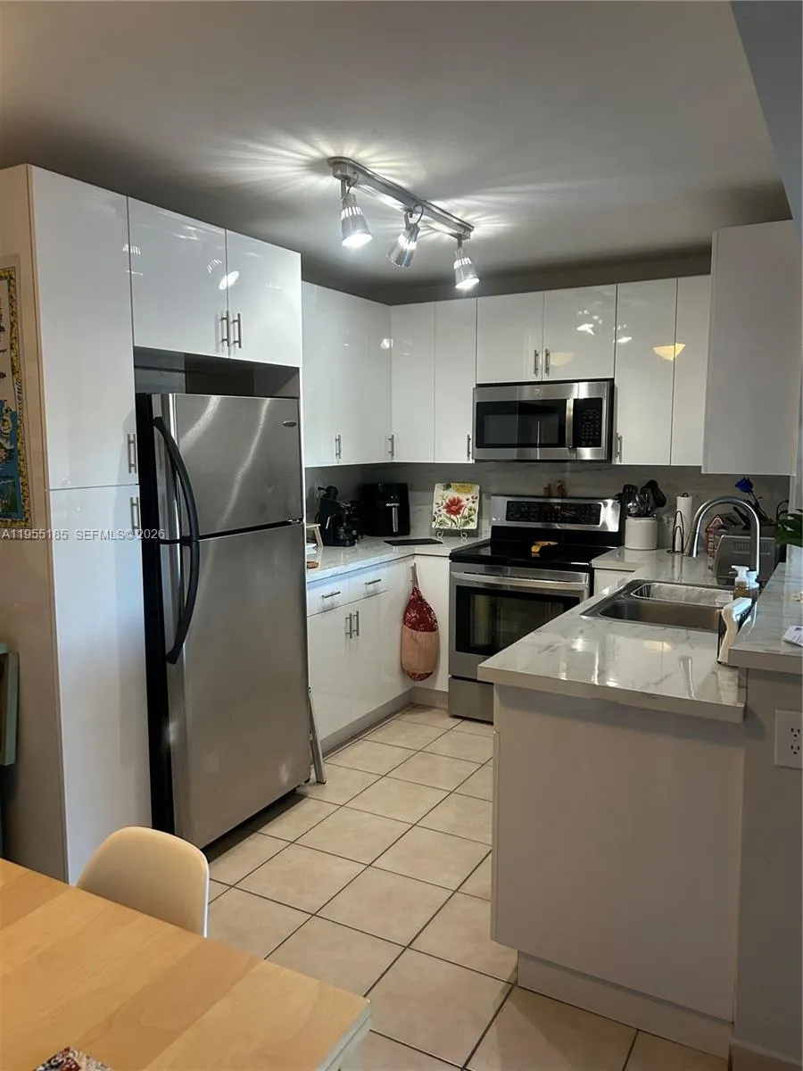 Foto de propiedad en 200 W Palm Circle W 104, Pembroke Pines, FL 33025 Pembroke Pines con MLS# 
