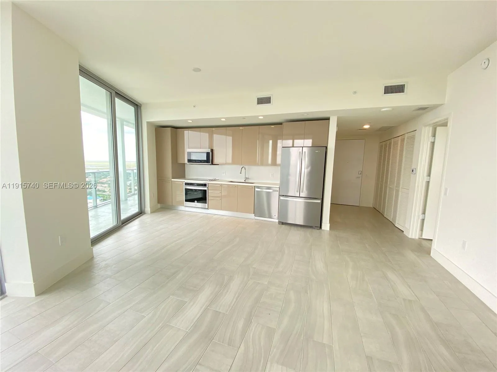 Foto de propiedad en 2000 Metropica Way 2104, Sunrise, FL 33323 Sunrise con MLS# 