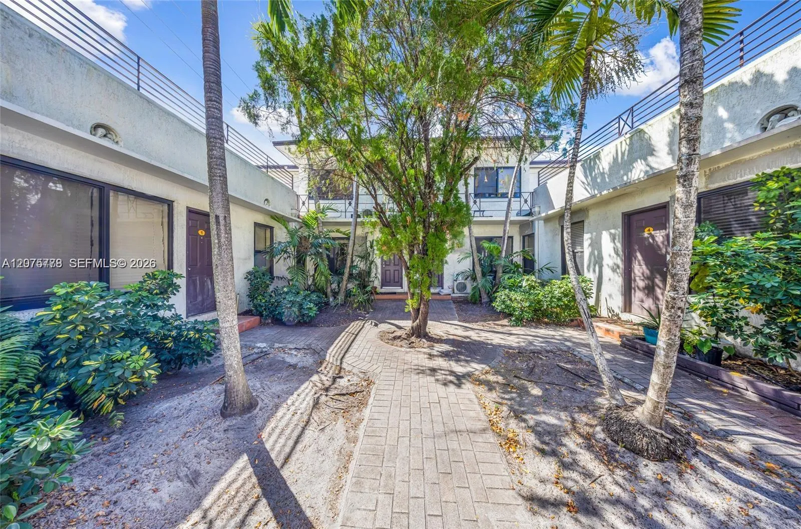 Foto de propiedad en 2000 Monroe Street 14, Hollywood, FL 33020 Hollywood con MLS# 