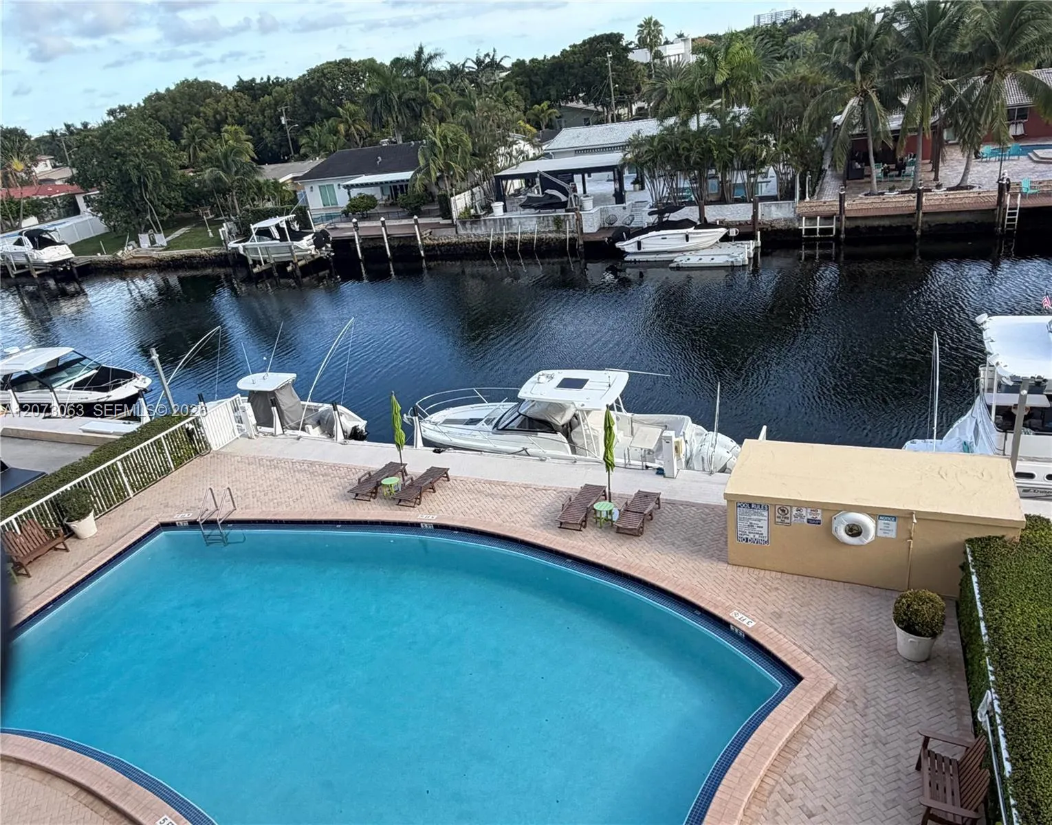 Foto de propiedad en 2000 NE 135th Street 405, North Miami, FL 33181 North Miami con MLS# 