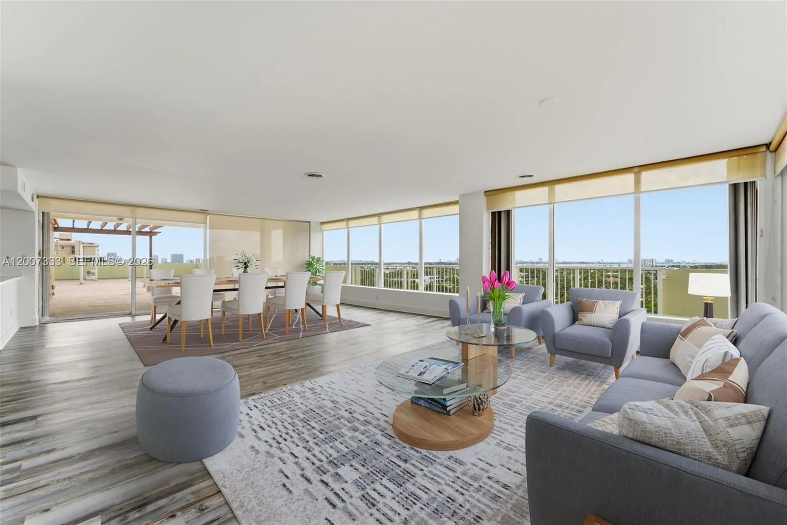Foto de propiedad en 2000 NE 135th Street PH, North Miami, FL 33181 North Miami con MLS# 