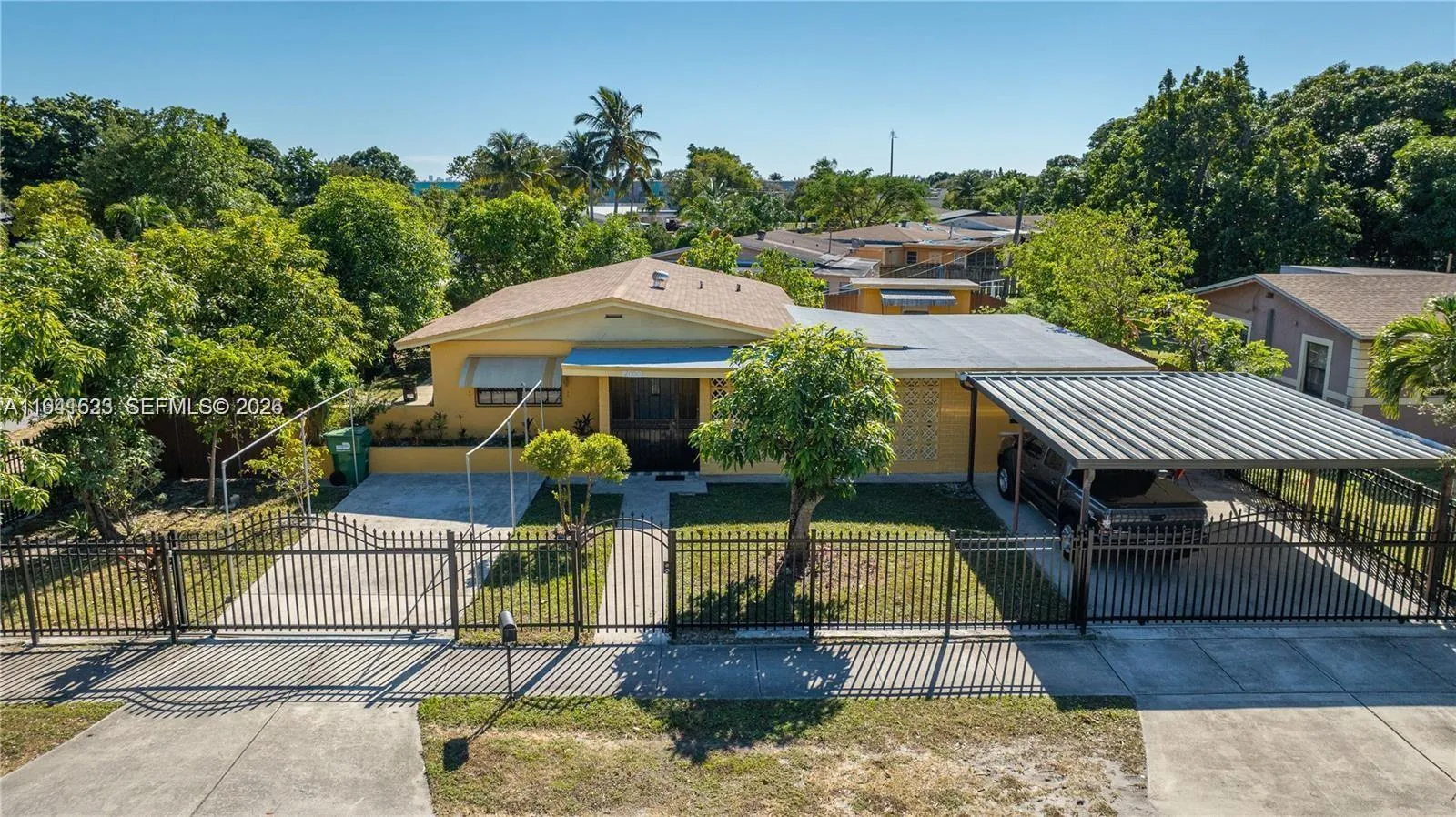 Foto de propiedad en 2000 NW 131st Street, Miami, FL 33167 Miami con MLS# 