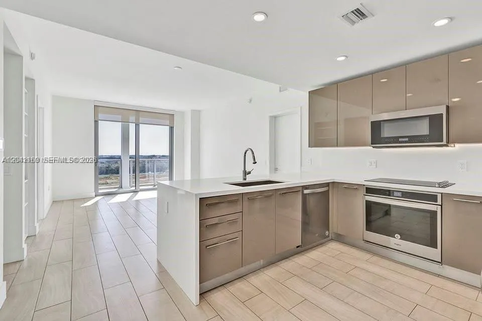 Foto de propiedad en 2000 S Metropica Way 907, Sunrise, FL 33323 Sunrise con MLS# 