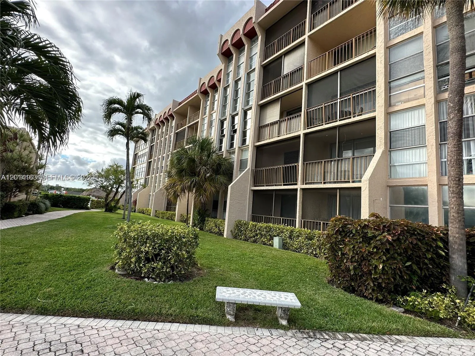 Foto de propiedad en 2001 Atlantic Shores Boulevard 104, Hallandale Beach, FL 33009 Hallandale Beach con MLS# 