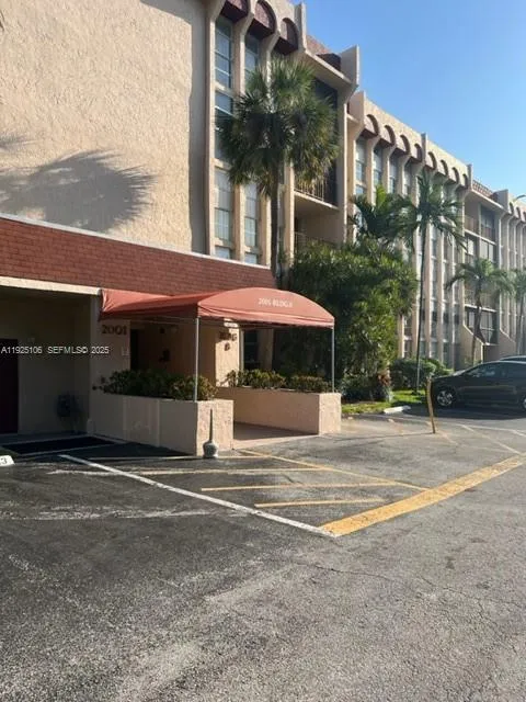 Foto de propiedad en 2001 Atlantic Shores Boulevard 105, Hallandale Beach, FL 33009 Hallandale Beach con MLS# 
