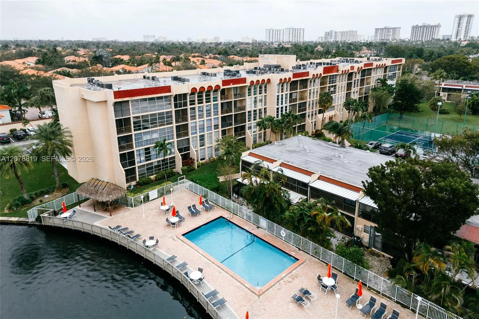 Foto de propiedad en 2001 Atlantic Shores Boulevard 320, Hallandale Beach, FL 33009 Hallandale Beach con MLS# 