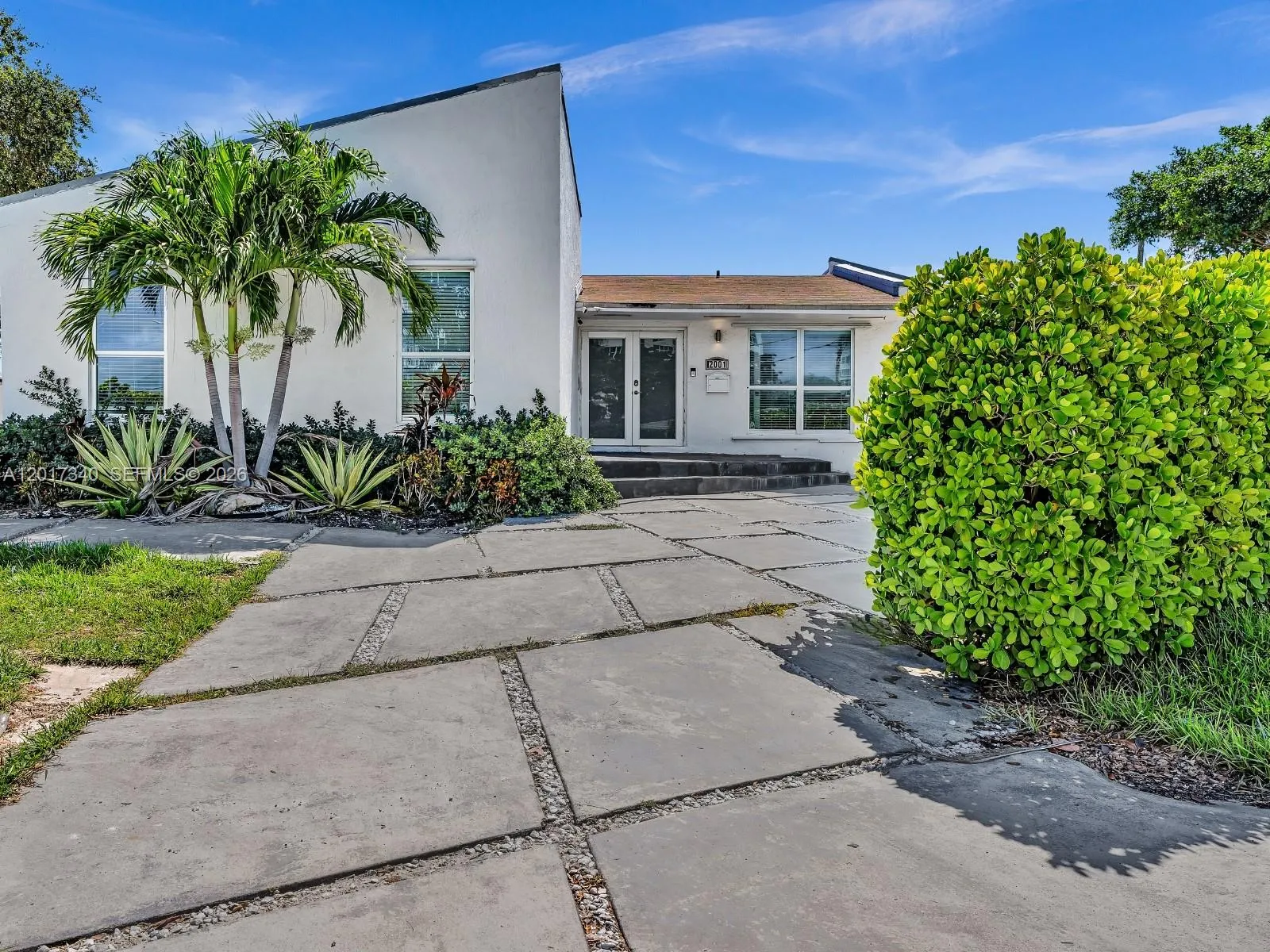 Foto de propiedad en 2001 NE 122nd Road, North Miami, FL 33181 North Miami con MLS# 